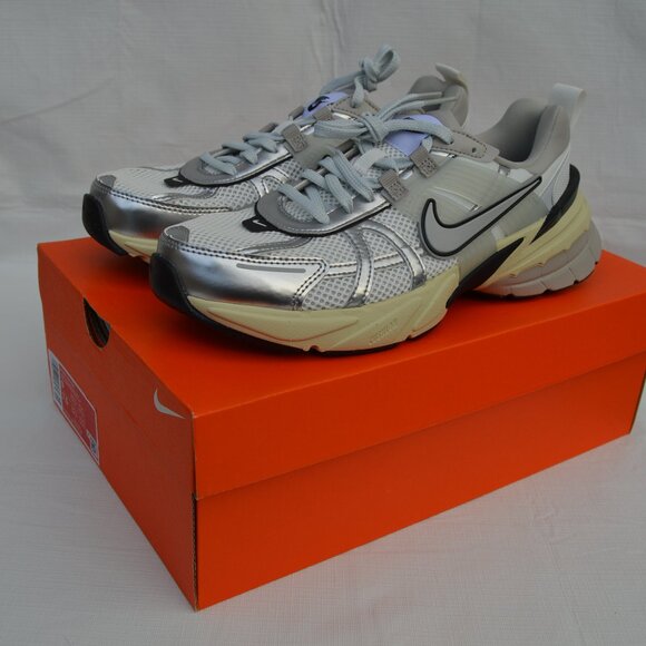Nike V2K Run Women's Shoes with Reflective Accents Size W9/M7.5 (New) - Picture 12 of 14